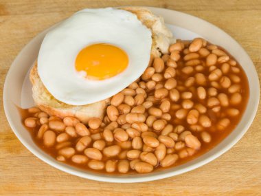 Sahanda yumurta tost kuru fasulye ile