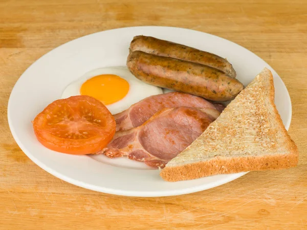 Speck Eierwurst gebraten und Tomaten englisches Frühstücksgericht — Stockfoto