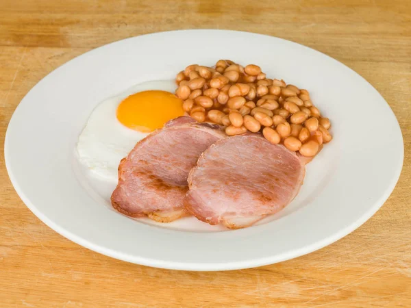 Speckei und gebackene Bohnen Frühstücksessen — Stockfoto