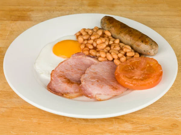 Englisches Frühstück Speck Eierwurst gebackene Bohnen und Tomaten — Stockfoto