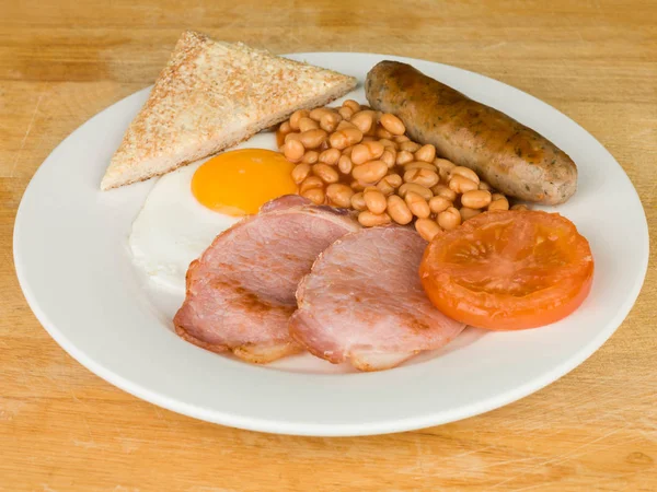 Englisches Frühstück Speck Eierwurst gebackene Bohnen und Tomaten — Stockfoto