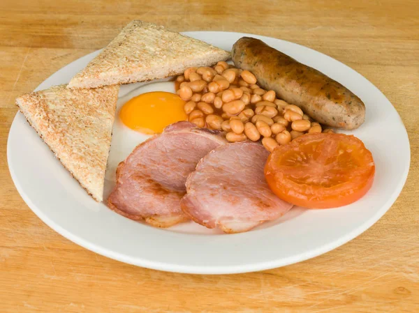 Englisches Frühstück Speck Eierwurst gebackene Bohnen und Tomaten — Stockfoto