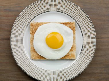 sahanda yumurta tost