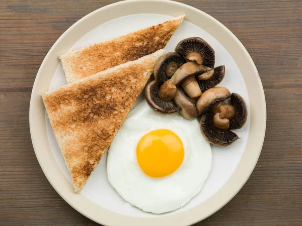 Ovo frito e cogumelos com brinde — Fotografia de Stock