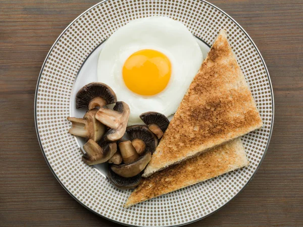 Uova fritte e funghi con pane tostato — Foto Stock