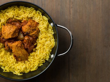 Tavuk köri pilavı pilav ile