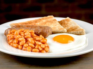 İngiliz kahvaltısı pişmiş sosis yumurta ve kuru fasulye