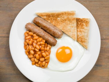 İngiliz kahvaltısı pişmiş sosis yumurta ve kuru fasulye