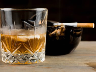 Bardak Scotch viski ve sigara tablası