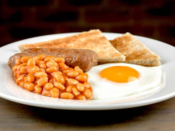 İngiliz kahvaltısı pişmiş sosis yumurta ve kuru fasulye