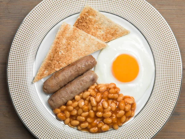 香肠鸡蛋和烤的豆子煮熟英式早餐 — 图库照片
