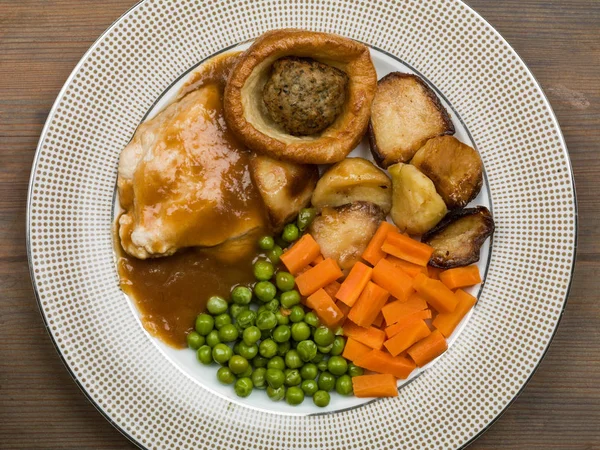 Roast Chicken Meal With Yorkshire Pudding and Stuffing — Stock Photo, Image