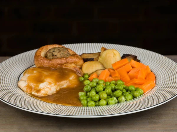 Roast Chicken Meal With Yorkshire Pudding and Stuffing — Stock Photo, Image