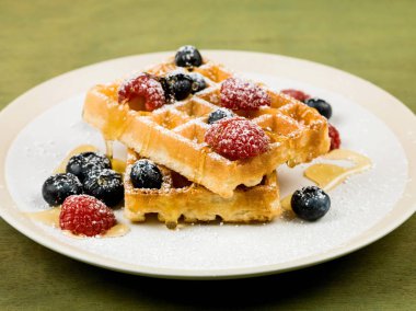 Waffle taze Ahududu ve yaban mersini ile