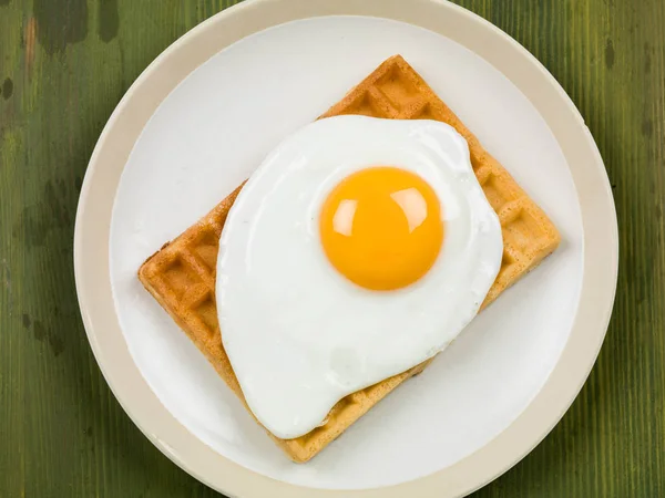 Ovo frito em um waffle — Fotografia de Stock