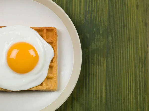 Gebakken ei op een wafel — Stockfoto