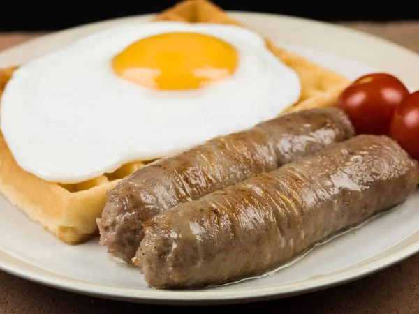 Spiegelei und Würstchen auf Waffeln — Stockfoto