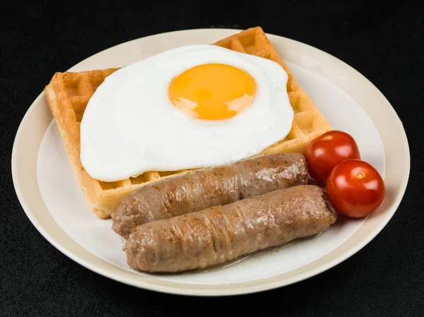 Spiegelei und Würstchen auf Waffeln — Stockfoto