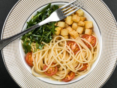 Spagetti domates patates ve roket yaprakları ile