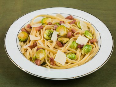 Pancetta ve Brussel Filiz makarna