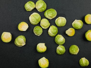 Brussel lahanası taze yemek pişirmek için hazır kesilmiş