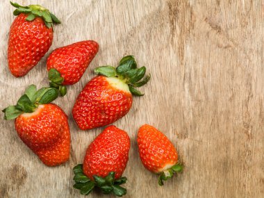 Taze olgun çilekler.