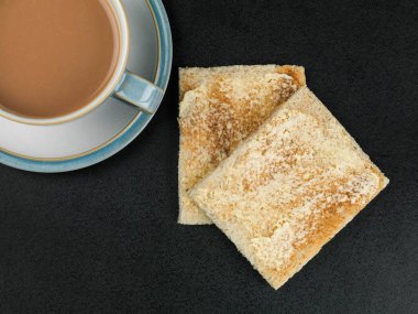 Fincan çay veya kahve sıcak içecek tereyağlı ekmek ile