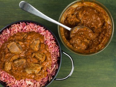 Kuzu Rogan Josh köri pilavı pilav ile