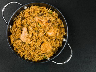 Hint tarzı tavuk Tikka Biryani