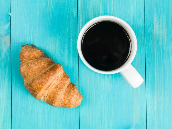 Tasse de café noir avec un seul petit déjeuner Croissant — Photo