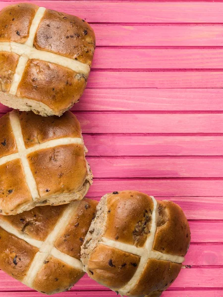 Hot Cross Buns Against a Pink Background — Stock Photo, Image