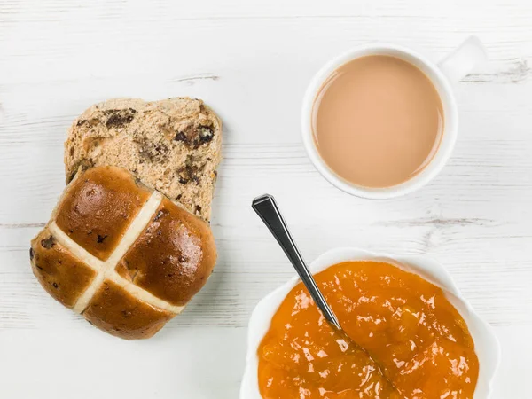 Pan cruzado caliente tostado con té —  Fotos de Stock
