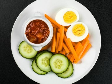 Yumurta havuç ve domates Salsa ile salatalık ordövr