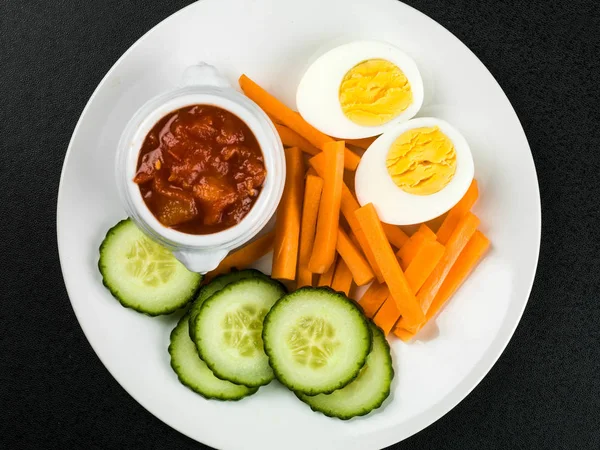 Яйце моркву і огірок Crudites з томатним сальса — стокове фото