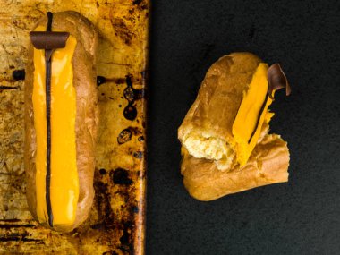 İki Choux pasta portakal eklerleri