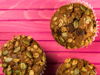 Granola ve kabak çekirdeği ile baharatlı havuç kek kek