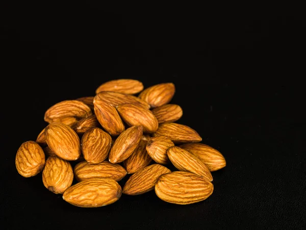 Hromady nebo hrst pražených mandlí ořechy — Stock fotografie