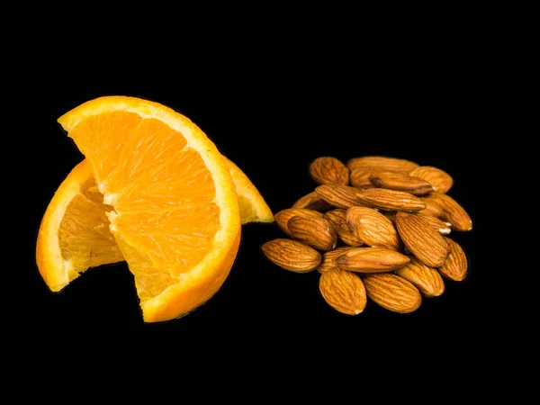 Segmentos de naranja fresca con almendras — Foto de Stock