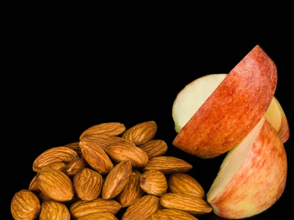 Rodajas de manzana fresca con almendras tostadas —  Fotos de Stock