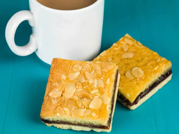 Tortas de bolo de cereja com uma xícara ou caneca de chá ou café — Fotografia de Stock