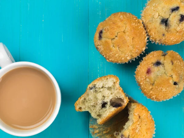 Muffins aux myrtilles et canneberges avec une tasse de thé — Photo