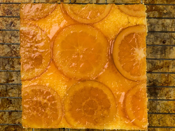 Pastel de esponja naranja acristalada — Foto de Stock