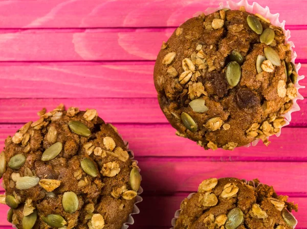 Gâteaux de muffins aux carottes épicées avec granola et graines de citrouille — Photo