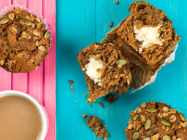 Gâteaux de muffins aux carottes épicées avec granola et graines de citrouille — Photo