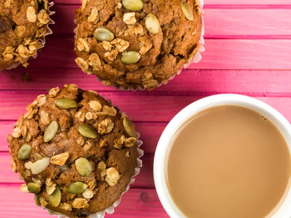 Gâteaux de muffins aux carottes épicées avec granola et graines de citrouille — Photo