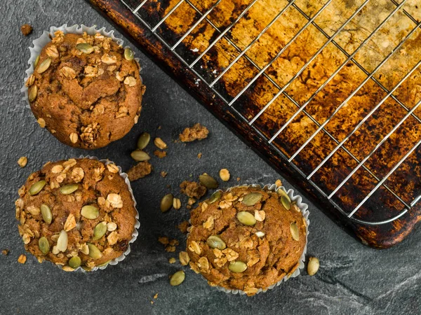 Gâteaux de muffins aux carottes épicées avec granola et graines de citrouille — Photo