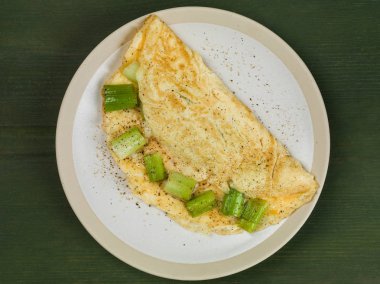 Sağlıklı pişmiş soğan omlet