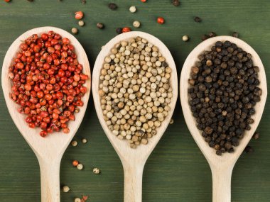 Bütün kırmızı beyaz ve siyah biber Mısır