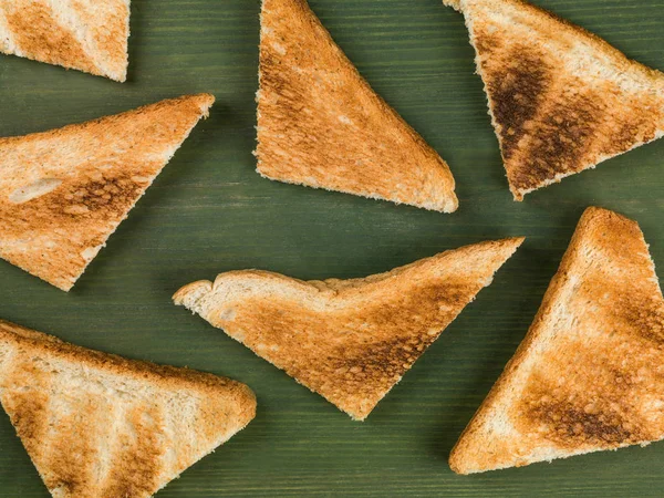 Toast driehoeken in een willekeurig patroon — Stockfoto