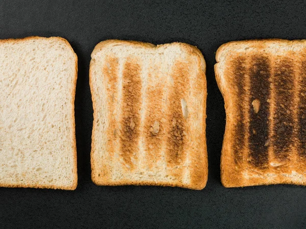 Plátky toastový chléb na černém pozadí — Stock fotografie